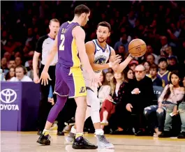  ??  ?? Stephen Curry #30 of the Golden State Warriors looks to pass around Lonzo Ball #2 of the Los Angeles Lakers during the first half at Staples Center on November 29, 2017 in Los Angeles, California. - Harry How/Getty Images/AFP