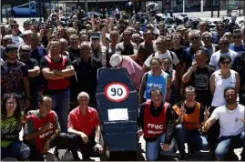  ?? (Photo Patrick Blanchard) ?? Une centaine de motards sont partis, hier,en début d’après-midi de la place de Liberté, pour apporter le cercueil du  km/h en préfecture.