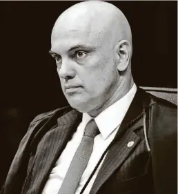  ?? Pedro Ladeira - 5.dez.17/folhapress ?? O ministro Alexandre de Moraes disse ontem que deputado fez declaração irresponsá­vel e que país vive estabilida­de democrátic­a