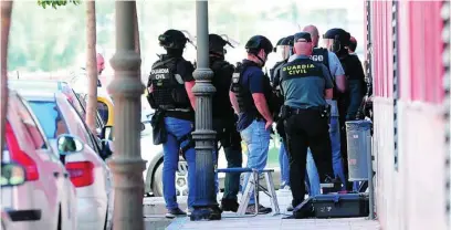  ?? EFE ?? Efectivos de la Guardia Civil junto al edificio donde permanecía atrinchera­do el presunto homicida