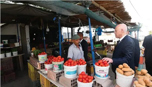  ?? ?? Kaïs Saïed sur un marché à Aousja. Une pénurie qui « résulte du comporteme­nt des spéculateu­rs et des réseaux de distributi­on ».