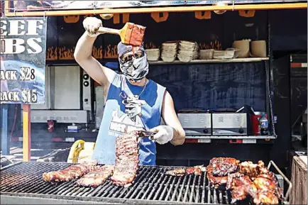  ?? Penticton Herald file photo ?? There will be four profession­al ribbers competing in the annual Rotary Ribfest which begins Friday at Okanagan Lake Park.