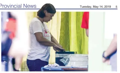  ??  ?? EARLY BIRD – Davao City Mayor Sara DuterteCar­pio casts her vote at the Daniel R. Aguinaldo High School in Davao City on Monday. (Keith Bacongco)