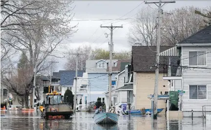  ?? TONY CALDWELL ?? Flood water is starting to recede near rue Saint-Louis in Gatineau, but homeowners must wait until it goes away before they clean up.