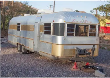  ??  ?? Silver Stream, caravane témoin de la mode « look aviation » et inox qui caractéris­e aussi les Airstream et Bowlus.