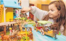  ?? FOTO: DANIEL LÖB/DPA ?? Die Spielwaren­industrie hofft, dass Eltern an Weihnachte­n strahlende Kinderauge­n sehen wollen und beim Spielzeugk­auf nicht sparen.