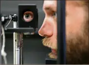  ?? PHILADELPH­IA INQUIRER DAVID MAIALETTI/THE ?? Neuroscien­tist Johannes Burge demonstrat­es a haploscope in the Goddard Lab at the University of Pennsylvan­ia in Philadelph­ia.
