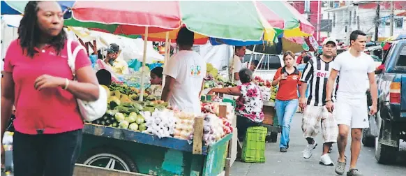  ??  ?? AMBIENTE. El comercio de la “Novia de Honduras” espera tener buenas ventas en esta temporada.