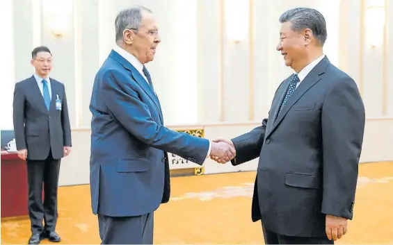  ?? RTR ?? Gesto. El presidente chino, Xi Jinping, saluda al canciller ruso, Serguéi Lavrov, un gesto del jefe de Estado para remarcar el nivel de la relación.