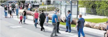  ?? FOTO: JÜRGEN BLANKENHOR­N ?? Der Aufhausene­r Maibaum wurde „entführt“.