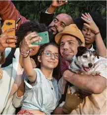  ??  ?? Selfie na convenção de youtubers em ‘Internet - O Filme’