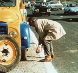  ?? FOTO: OY FUTURE FILM AB ?? Problem. Monsieur Hulots (Jacques Tati) resa med husbil till Amsterdam går inte som på räls.