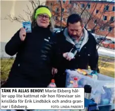  ?? FOTO: LINDA PABERIT ?? TÄNK PÅ ALLAS BEHOV! Marie Ekberg håller upp lite kattmat när hon förevisar sin krislåda för Erik Lindbäck och andra grannar i Edsberg.