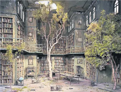  ?? FOTO: SCHLOSS MOYLAND ?? Die Natur erobert sich eine verlassene Bibliothek: „The Power Of Nature“heißt diese Arbeit, die im Original 1,5 mal 1,2 Meter groß ist.