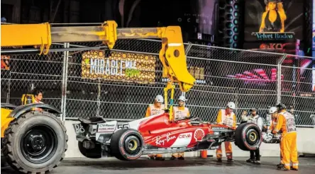  ?? BILD: SN/GEPA/XPB/BEARNE ?? Der Ferrari von Carlos Sainz wurde auf dem Stadtkurs durch einen Kanaldecke­l beschädigt.