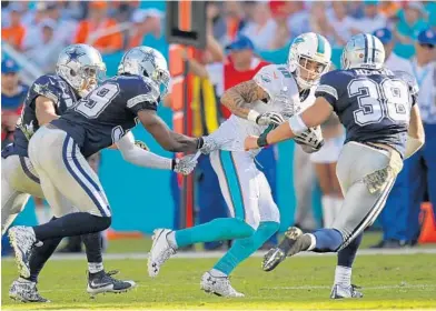  ?? ROB FOLDY/GETTY IMAGES ?? Dolphins receiver Kenny Stills
(10) is averaging 1.8 catches per game despite his team-leading 18.4 yards per catch average.