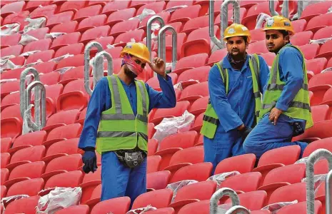  ?? Foto: Profimedia.cz ?? Nevolníci? Zahraniční dělníci pracují na stadionu v Dauhá. Kvůli údajně špatnému zacházení se zahraniční­mi pracovníky teď Katar schytává kritiku z celého světa. Údajně jich na stavbách stadionů a hotelů tisíce zahynuly – ve skutečnost­i se však podmínky pro dělníky v Kataru zlepšují.