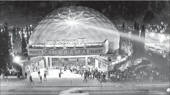  ?? Ellen Jaskol Los Angeles Times ?? THE CINERAMA DOME on Nov 26, 1986, when it screened the brand-new “Star Trek IV: The Voyage Home.” Such events are etched into the building’s history.