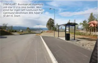  ??  ?? STÅR KLART: Busstopp på Aspemyra står klar til å ta imot bussen. Men ennå har ingen sett rutebussen her. Gjermund Abrahmsen Wik håper å få det til. Snart.