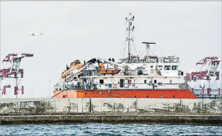  ?? XAVIER CERVERA / ARCHIVO ?? El Mid Volga 2, en el puerto de Barcelona, poco después del siniestro