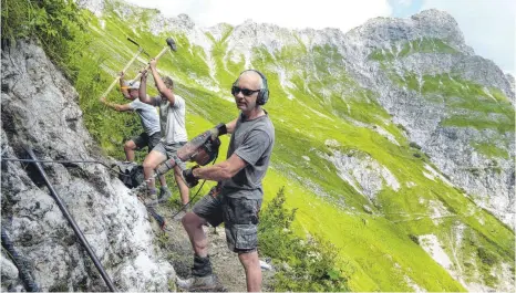  ?? FOTO: MICHAEL MUNKLER ?? Unterhalb der Lärchwand bringen Wegebauer neue Drahtseil-Sicherunge­n im Bereich einer steilen Passage an.