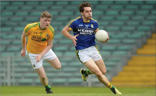  ??  ?? Kerry’s Tomás Ó Sé gets past Alan Armstrong of Leitrim during the All-Ireland Junior Football Championsh­ip semi-final at Gaelic Grounds in Co. Limerick. Photo by Sportsfile