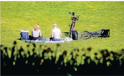  ?? FOTO: DPA ?? Bald dürfen sich auch wieder mehr Personen in einem Park – wie hier in Münster – treffen.