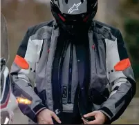  ??  ?? Au printemps, Alpinestar­s doit lancer un gilet universel connecté : le Tech Air 5.