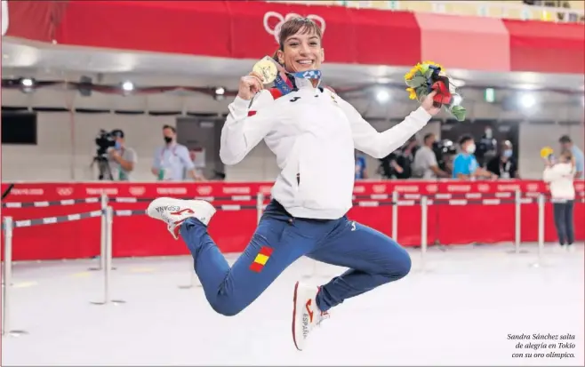  ?? ?? Sandra Sánchez salta de alegría en Tokio con su oro olímpico.