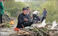  ?? ?? Pan Laoping of the Sui ethnic group spares no effort to pass an ancient writing system to the young generation.