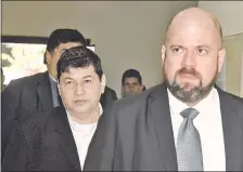  ??  ?? Miguel Á. Iturburo (izq.) junto a su abogado Álvaro Arias.