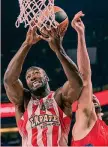  ??  ?? Patric Young, 26 anni, con la maglia dell’Olympiacos