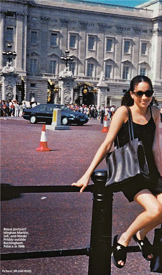  ?? Picture: SPLASH NEWS ?? Royal portent? Meghan Markle, left, and Ninaki Priddy outside Buckingham Palace in 1996