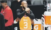  ?? Ap ?? El técnico de los Suns, Monty Williams, tuvo un momento emotivo con el veterano Chris Paul, tras alcanzar el pase a las Finales de la NBA al eliminar a los Clippers.