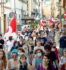  ??  ?? A Firenze ieri pomeriggio erano in 300 a manifestar­e per la scuola