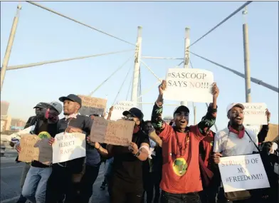  ?? PICTURE: NHLANHLA PHILLIPS ?? STOP KILLING OUR SISTERS: Sasco members, predominan­tly Wits students, marched to the Nelson Mandela Bridge yesterday in opposition to women being raped and killed. The bridge was chosen because an alleged abduction took place there.