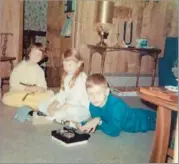  ?? Erskine family photo ?? CHRIS ERSKINE, right, with sisters Eleanor, left, and Holly in their suburban Chicago home in the mid-1960s.