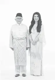  ??  ?? SELAMAT HARI RAYA: Tun Pehin Sri Abdul Taib Mahmud enggau bini iya Toh Puan Datuk Patinggi Kurdi Taib.