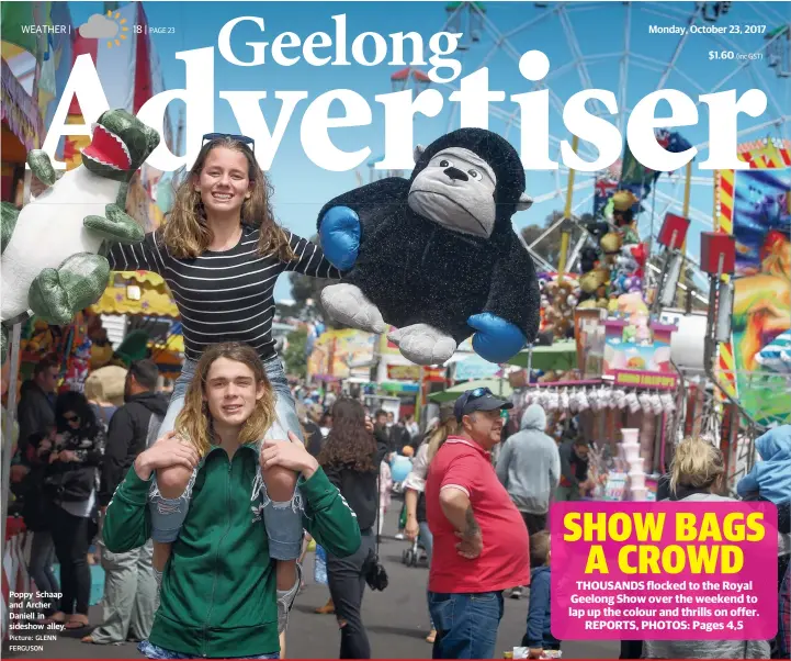  ?? Picture: GLENN FERGUSON ?? Poppy Schaap and Archer Daniell in sideshow alley.