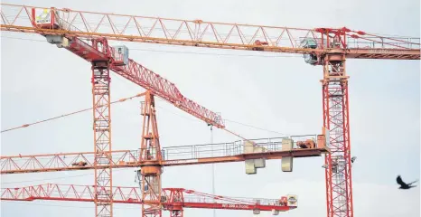  ?? FOTO: ARNE DEDERT ?? Kräne wie diese stehen für regen Baubetrieb. Um den im Bereich der Wohnungen anzukurbel­n, fordert der Wangener Wirtschaft­skreis ein Umdenken in Wangen – hin zu mehr Geschosswo­hnungen.