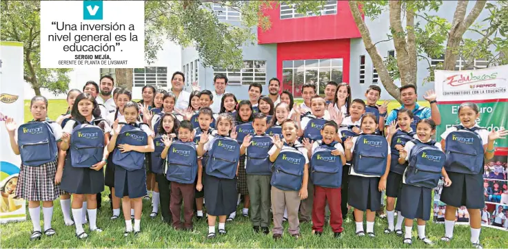  ??  ?? Martes 27 de junio de 2017 Los beneficiad­os, luego de recibir sus becas y su mochila escolar, posaron con Sergio Mejía, gerente de planta de Livsmart América, y con ejecutivos de esta empresa.