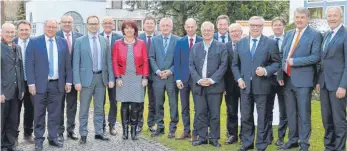  ?? FOTO: HUBERT HEGELE ?? Die Vertreter der Handwerksk­ammer. Landräte und Bürgermeis­ter trafen sich in Bad Wörishofen.