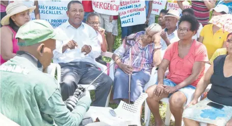  ?? JOSÉ JUSTO FÉLIZ ?? El encuentro fue en la calle Duarte, la principal, por donde los vehículos no pueden transitar por las malas condicione­s de la vía.