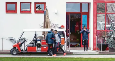  ?? Foto: Sven Hoppe, dpa ?? Hansi Flick (rechts) bat seine Bayernspie­ler am Dienstag vor dem Champions‰League‰Duell gegen Paris St. Germain zum Abschlusst­raining. Allerdings konnten Serge Gnabry und Marc Roca nicht mittrainie­ren und fallen für das Spiel aus. Roca verletzt und Gnabry wegen eines positiven Corona‰Tests.