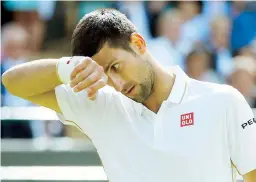  ??  ?? Novak Djokovic gesticula durante el duelo con Sam Querrey ayer.