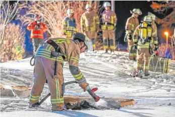  ?? FOTO: EICH ?? Verkohlte Reste einer Matratze wurden bei dem Brand in der Villinger Hammerhald­e außerhalb der Wohnung abgelöscht.