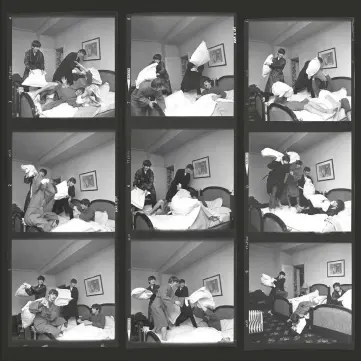  ??  ?? The Beatles, 1964: De ‘Fab Four’ tijdens een kussengeve­cht in een hotel in Parijs.