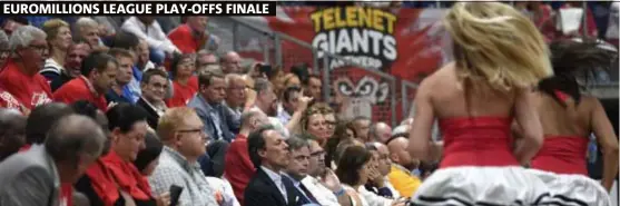  ?? FOTO GOYVAERTS ?? Op de eerste rij in een uitverkoch­te Lotto Arena: Antwerps burgemeest­er Bart De Wever.