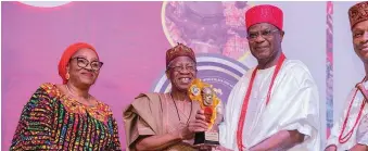  ?? ?? DG CBAAC and fmr. Minister of Informatio­n and Culture, Alhaji Lai Mohammed presenting an award to the Obi of Onitsha, Igwe Alfred Nnaemeka Achebe