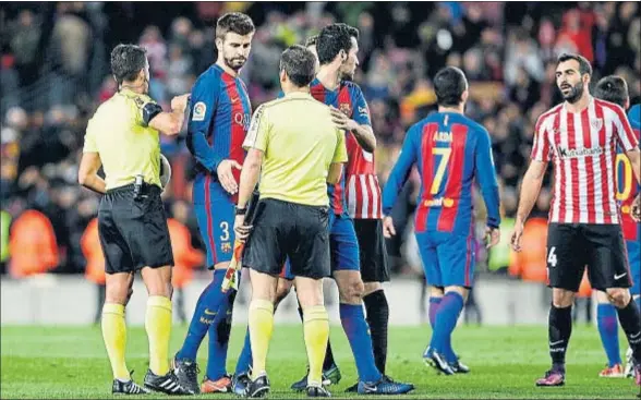  ?? ÀLEX GARCIA ?? Piqué saludó de forma cortés a los componente­s del equipo arbitral al finalizar el partido